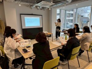 働く女性のキャリア支援プログラム「しなやかさんのナナメンター」のガイダンスの様子