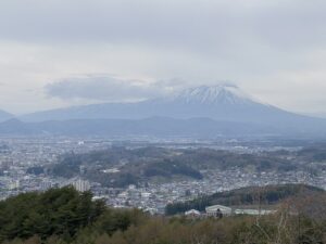 鹿島精一記念展望台から岩手山を望む