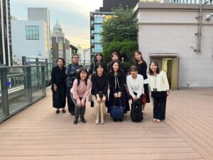 明治屋京橋ビルの屋上で記念撮影